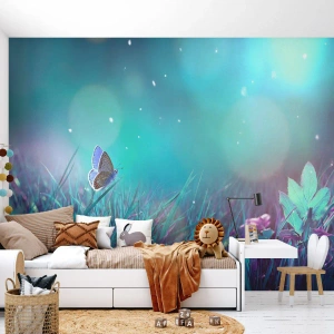 Fotomurali Premium Canvas - Una farfalla sull'erba alla luce dei riflessi sfocati - 100x70cm - La vita segreta del prato - Decorazione murale moderna per soggiorno e camera da letto ARTTOR