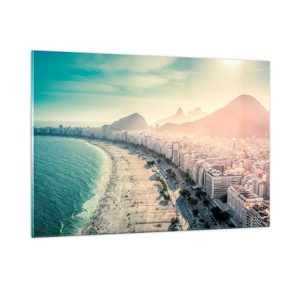 Quadro su vetro - Panorama della spiaggia con edifici urbani e montagne sullo sfondo - 120x80cm - Vacanze senza fine a Rio - Decorazione murale moderna per soggiorno e camera da letto ARTTOR