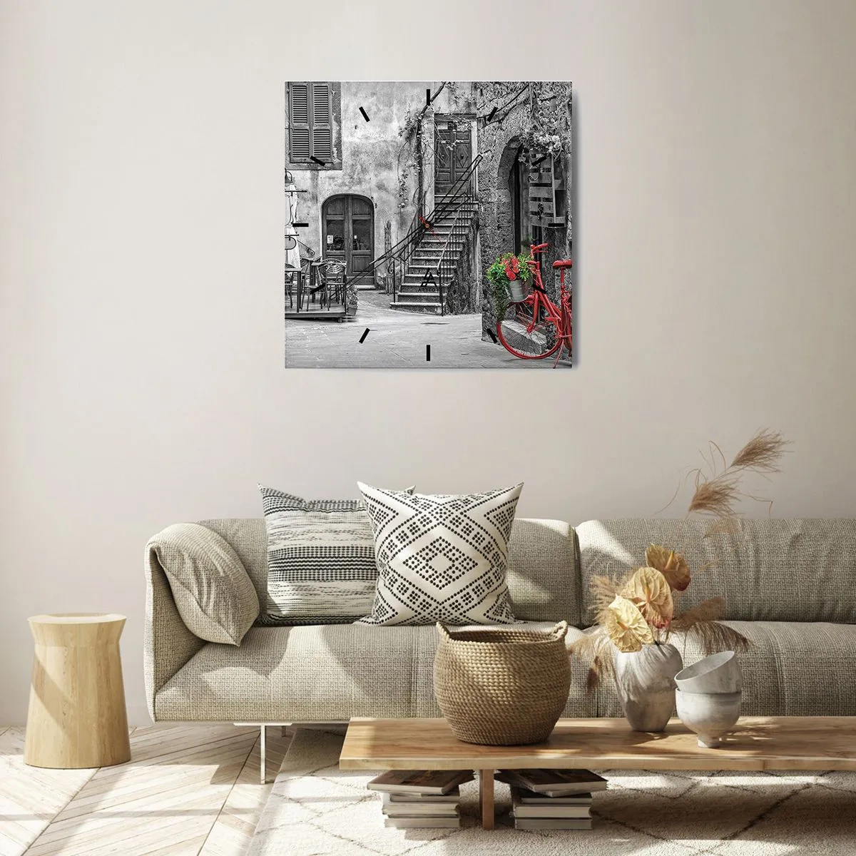 Orologio da parete - Orologio in Vetro - Una bicicletta rossa in una strada bianca e nera - 30x30cm - Angolo toscano - Decorazione murale moderna per soggiorno e camera da letto ARTTOR