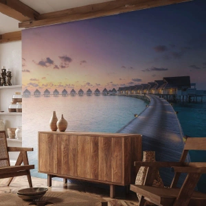 Fotomurali Standard Eco - Un molo di legno con case sull'acqua tropicali sullo sfondo - 100x70cm - Vacanze: ritorno alle fonti - Decorazione murale moderna per soggiorno e camera da letto ARTTOR