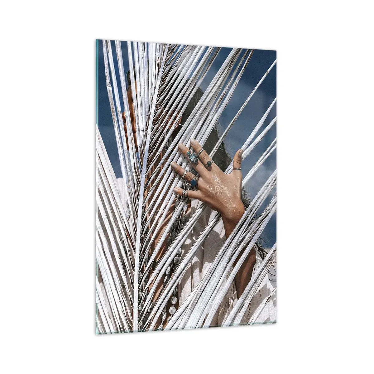 Quadro su vetro - Una donna nascosta dietro foglie di palma con anelli alle mani. - 80x120cm - La ragazza dello sciamano? - Decorazione murale moderna per soggiorno e camera da letto ARTTOR