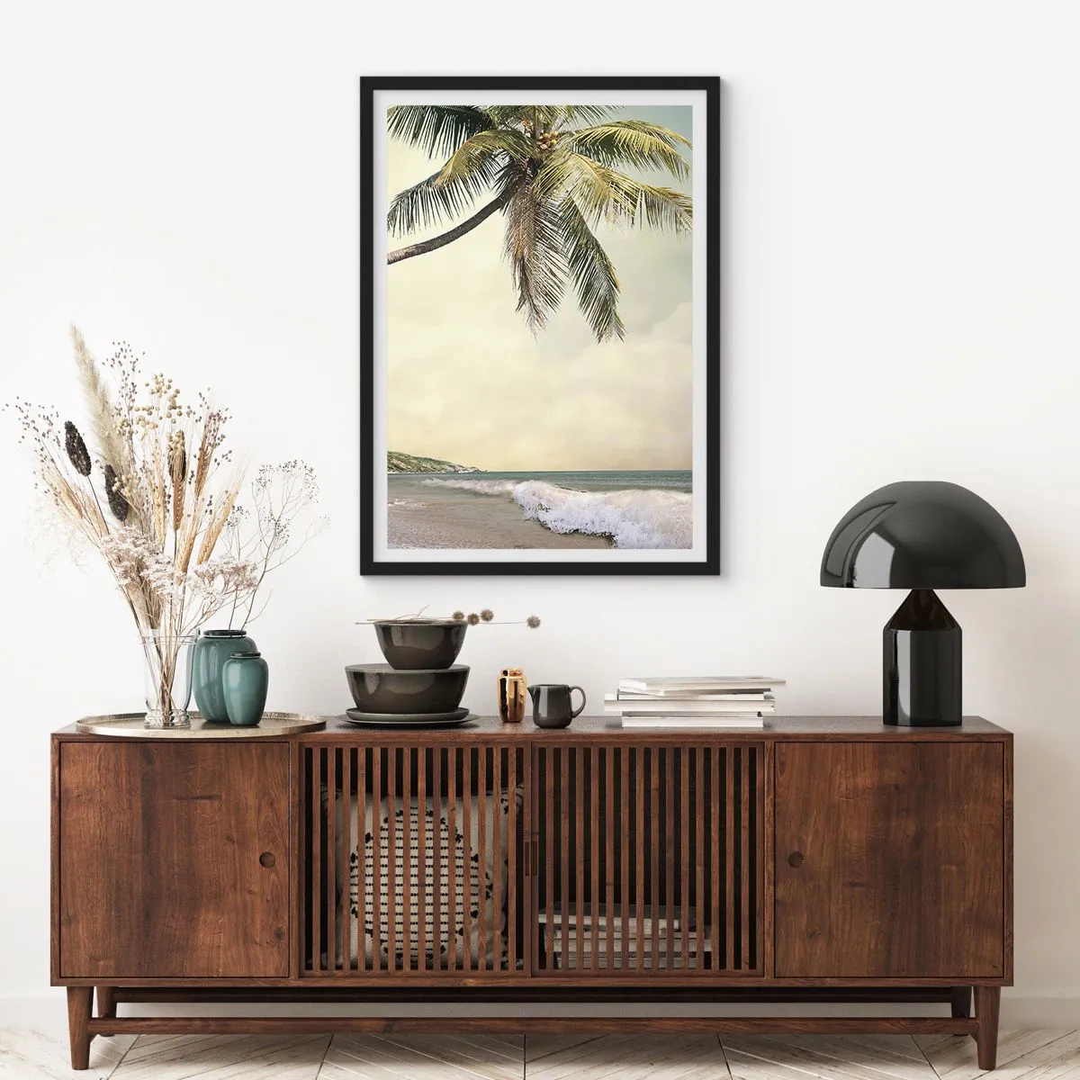 Poster in cornice nera - Una palma contro il mare - 50x70cm - Sogno tropicale - Decorazione murale moderna per soggiorno e camera da letto ARTTOR