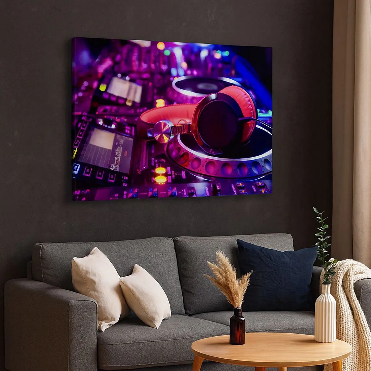 Quadro su tela - Stampe su Tela - Cuffie da DJ su una console con illuminazione al neon - 70x50cm - Prima che inizi la festa - Decorazione murale moderna per soggiorno e camera da letto ARTTOR