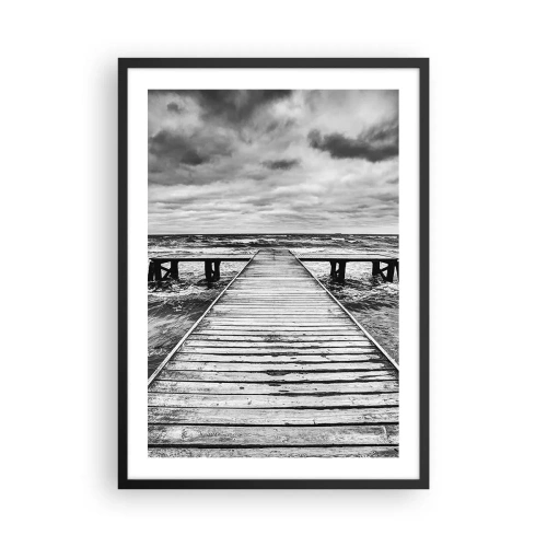 Poster in cornice nera - Un molo di legno bianco e nero su un mare in tempesta - 50x70cm - Aspetto che il vento le scacci via... - Decorazione murale moderna per soggiorno e camera da letto ARTTOR