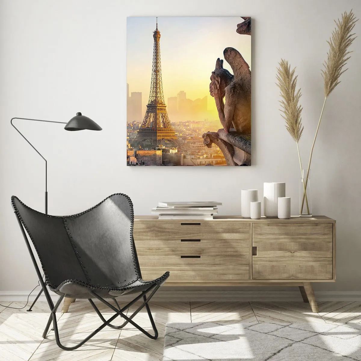 Quadro su vetro - La Torre Eiffel nella nebbia mattutina, con vista su Parigi e sculture gotiche - 50x70cm - Tante cose sono cambiate... - Decorazione murale moderna per soggiorno e camera da letto ARTTOR