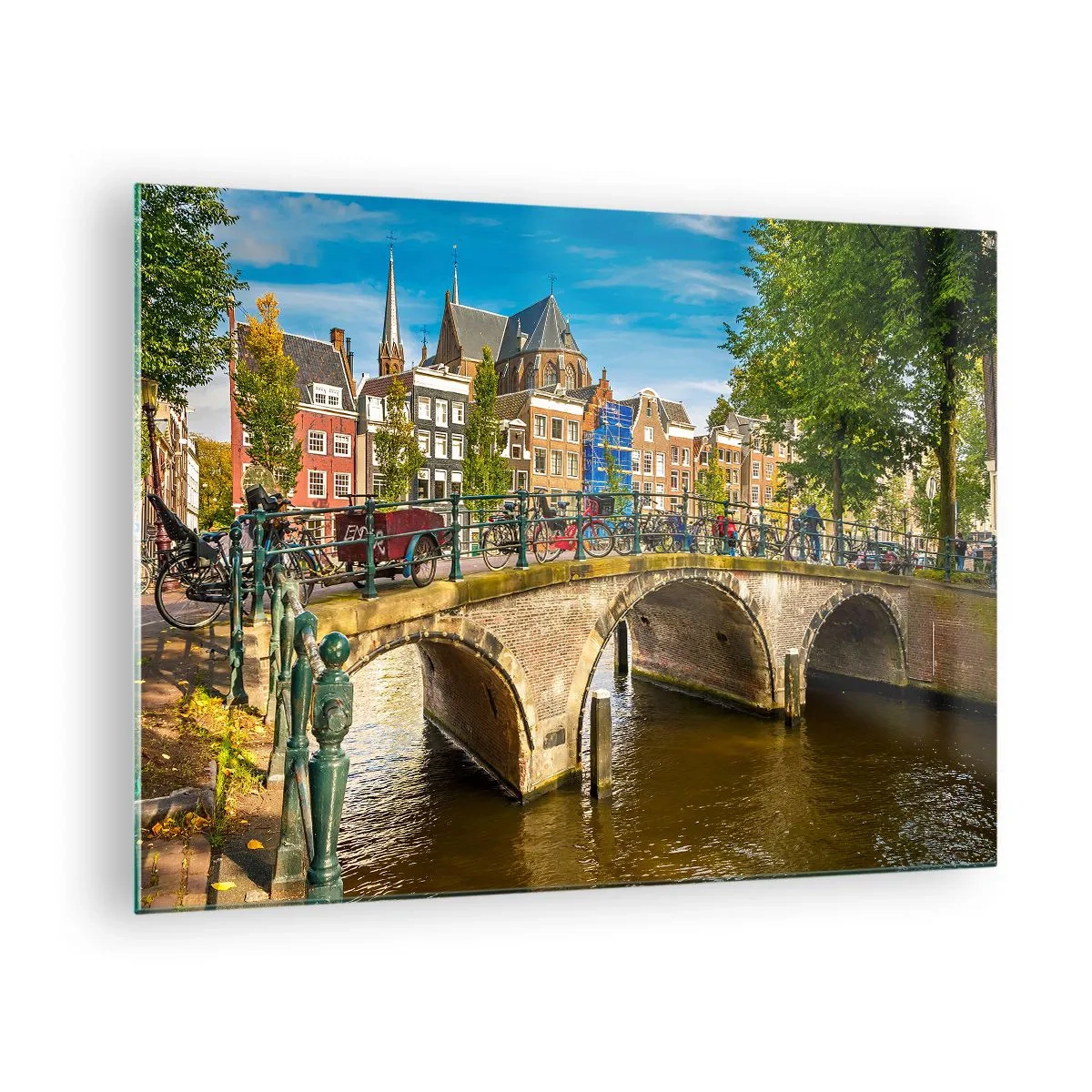Quadro su vetro - Un ponte su un canale circondato da architettura storica e vegetazione - 70x50cm - La primavera sul canale - Decorazione murale moderna per soggiorno e camera da letto ARTTOR