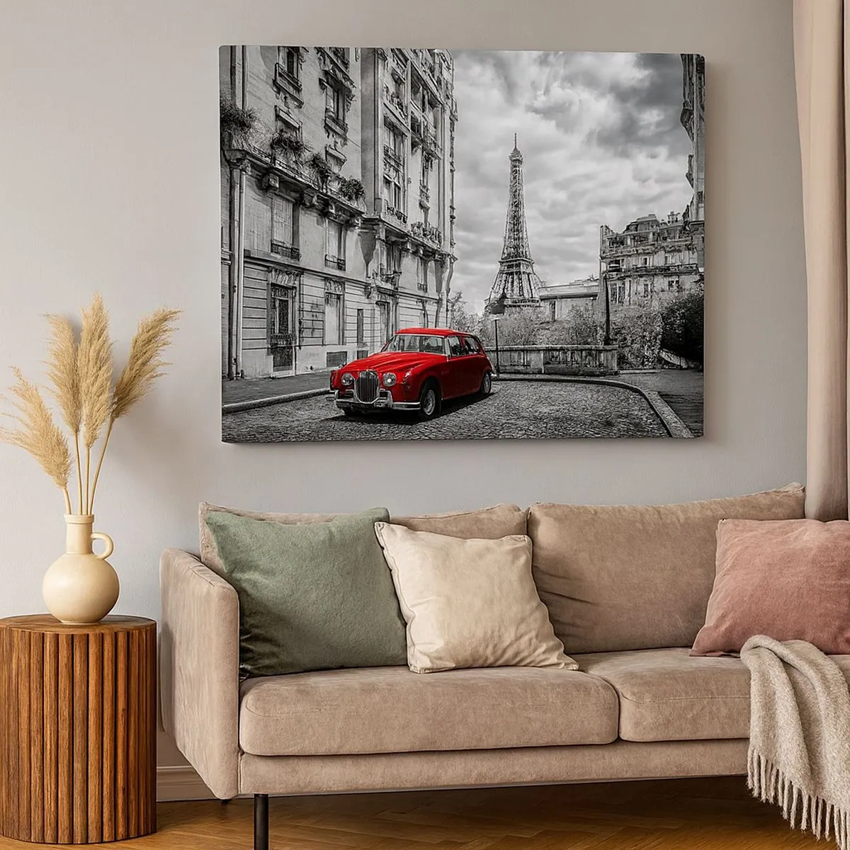 Quadro su tela - Stampe su Tela - Un'auto rossa con la Torre Eiffel sullo sfondo in un'ambientazione in bianco e nero - 70x50cm - Predatore in città - Decorazione murale moderna per soggiorno e camera da letto ARTTOR