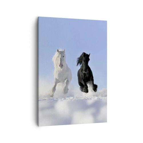 Quadro su tela - Stampe su Tela - Un cavallo bianco e uno nero che galoppano nella neve - 50x70cm - Galoppo in bianco e nero - Decorazione murale moderna per soggiorno e camera da letto ARTTOR