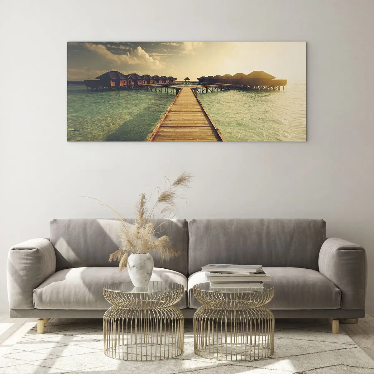 Quadro su vetro - Un molo di legno che conduce alle case sull'acqua, illuminate dai raggi del sole. - 120x50cm - Caldo invito - Decorazione murale moderna per soggiorno e camera da letto ARTTOR