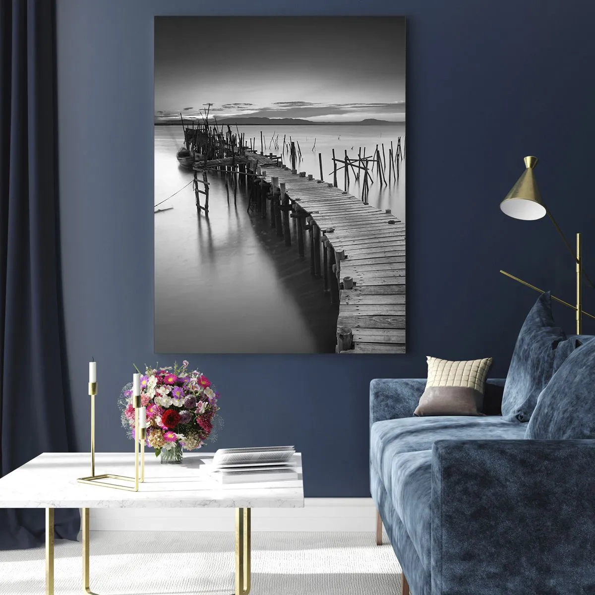 Quadro su vetro - Una vista in bianco e nero di un molo di legno sull'acqua - 50x70cm - La pace della riva dimenticata - Decorazione murale moderna per soggiorno e camera da letto ARTTOR