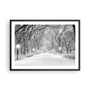Poster in cornice nera - Un vicolo invernale con alberi innevati in bianco e nero - 70x50cm - Quattro stagioni: l'inverno - Decorazione murale moderna per soggiorno e camera da letto ARTTOR