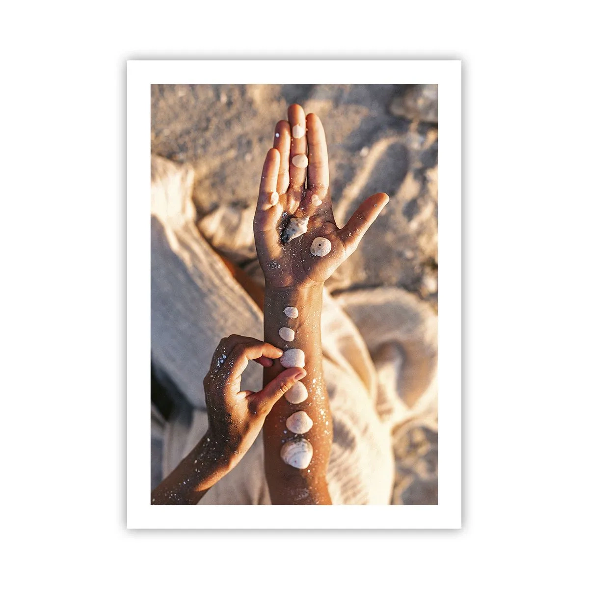 Poster - Mani decorate con conchiglie su sfondo sabbioso - 50x70cm - La bellezza a portata di mano - Decorazione murale moderna per soggiorno e camera da letto ARTTOR