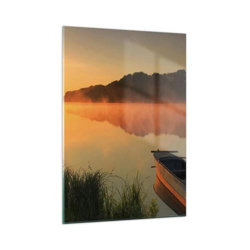 Quadro su vetro - Alba su un lago calmo con una barca sulla riva - 50x70cm - Alba sull'acqua, come uno specchio - Decorazione murale moderna per soggiorno e camera da letto ARTTOR