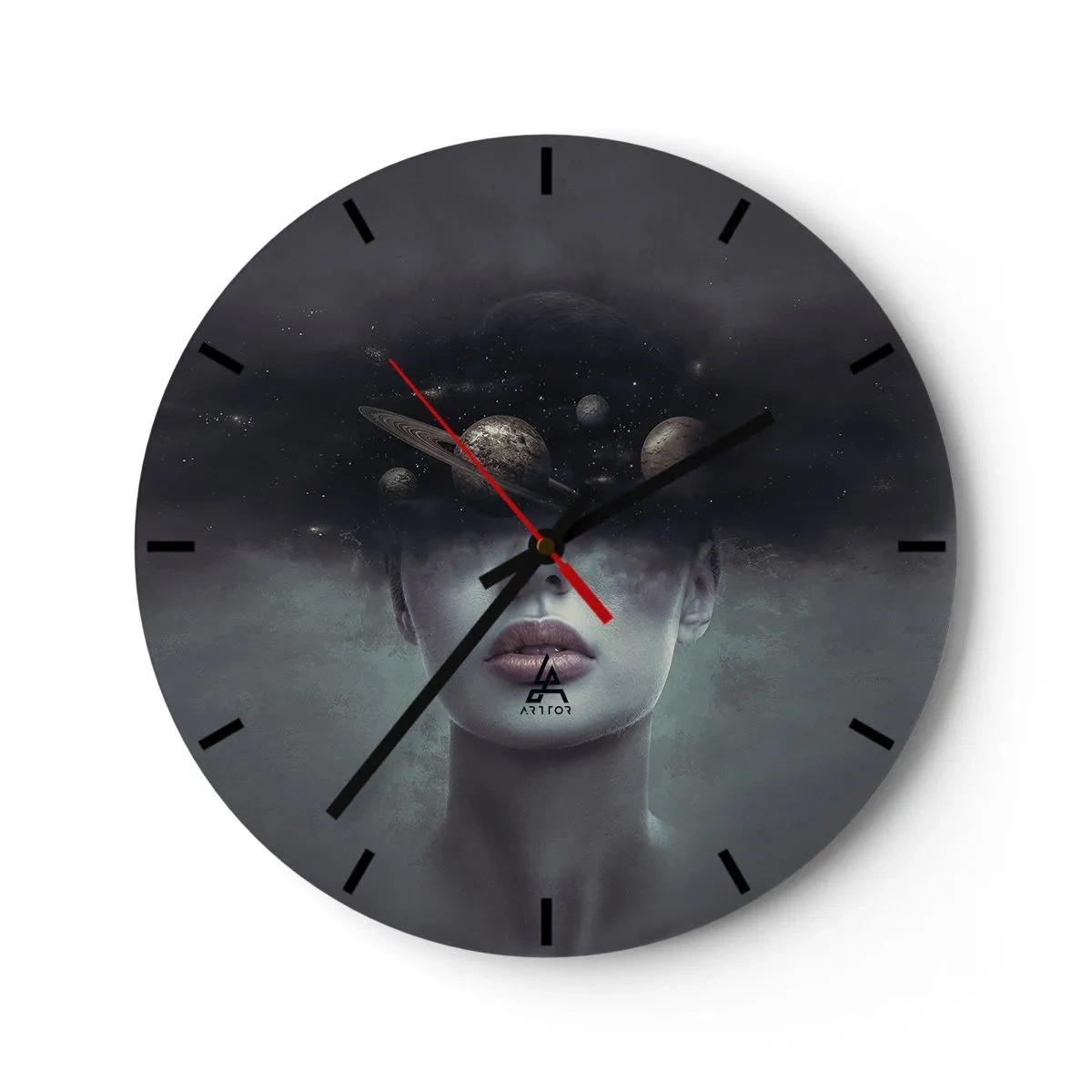 Orologio da parete - Orologio in Vetro - Una composizione cosmica di pianeti nella testa di una donna su uno sfondo scuro. - 30x30cm - E i pianeti folleggiano... - Decorazione murale moderna per soggiorno, cucina e camera da letto ARTTOR