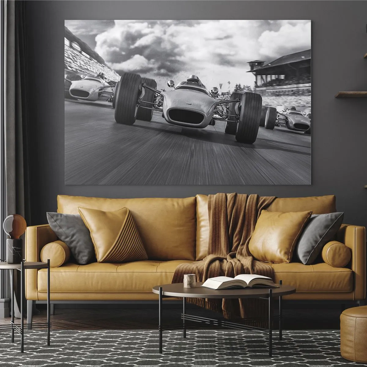 Quadro su vetro - Gara di auto d'epoca su una pista in bianco e nero - 120x80cm - C'è la forza! - Decorazione murale moderna per soggiorno e camera da letto ARTTOR