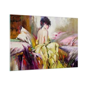 Quadro su vetro - Una donna con un vestito giallo seduta su un letto in stile impressionista. - 100x70cm - Tra la bocca e il bordo della coppa - Decorazione murale moderna per soggiorno e camera da letto ARTTOR