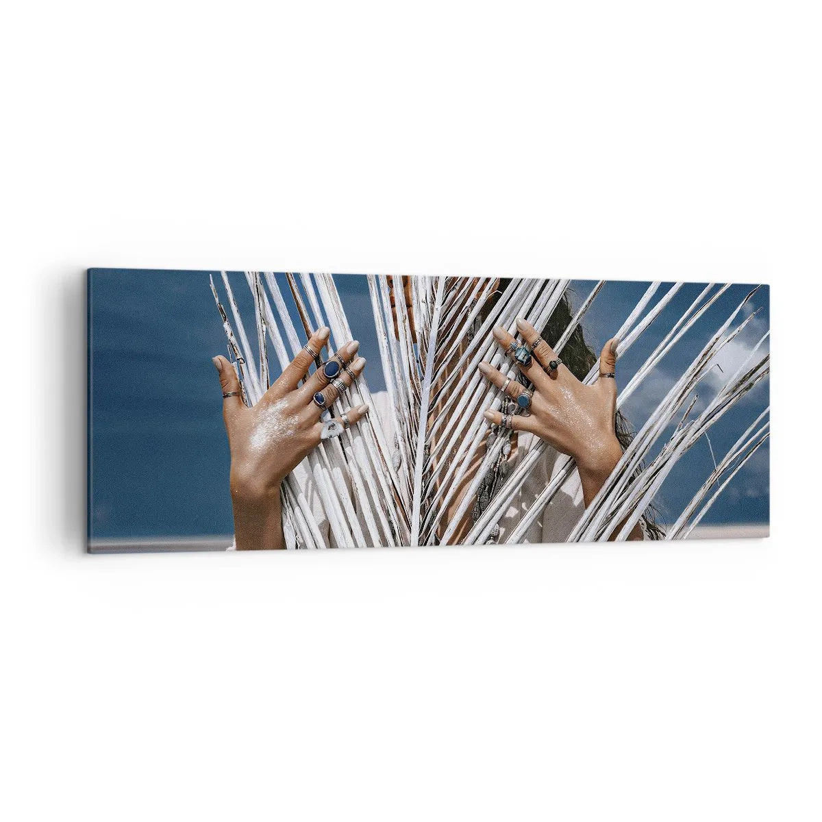 Quadro su tela - Stampe su Tela - Una donna nascosta dietro foglie di palma con anelli alle mani. - 140x50cm - La ragazza dello sciamano? - Decorazione murale moderna per soggiorno e camera da letto ARTTOR