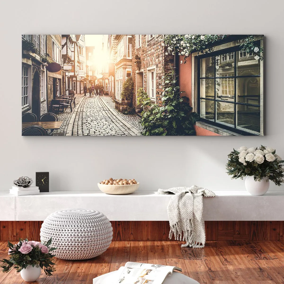 Quadro su tela - Stampe su Tela - Una strada affascinante con pavimentazione in pietra e fiori - 120x50cm - L'angolo delle rose nella luce rosata - Decorazione murale moderna per soggiorno e camera da letto ARTTOR