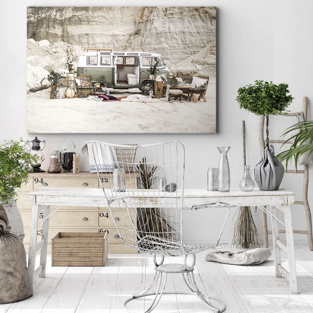 Quadro su tela - Stampe su Tela - Un camper retrò dal design boho sullo sfondo di un paesaggio roccioso. - 120x80cm - è tempo di viaggiare - Decorazione murale moderna per soggiorno e camera da letto ARTTOR