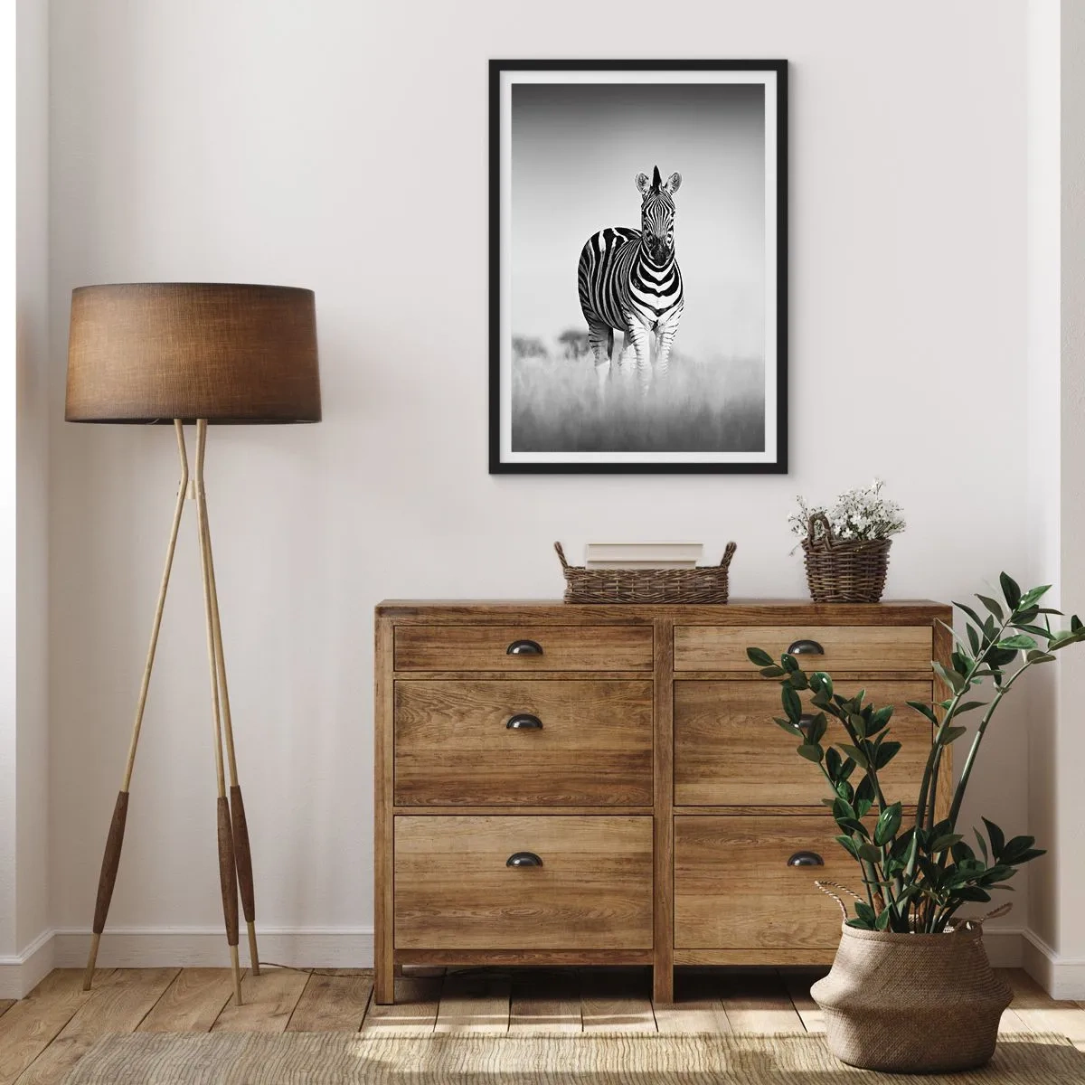Poster in cornice nera - Una zebra in una composizione in bianco e nero nella savana - 50x70cm - E tuttavia il mondo è bianco e nero - Decorazione murale moderna per soggiorno e camera da letto ARTTOR