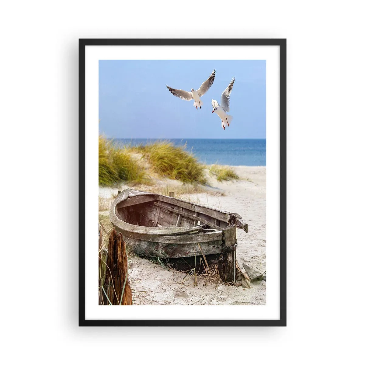 Poster in cornice nera - Una vecchia barca sulla spiaggia con gabbiani sullo sfondo - 50x70cm - Bagnate dal vento - Decorazione murale moderna per soggiorno e camera da letto ARTTOR