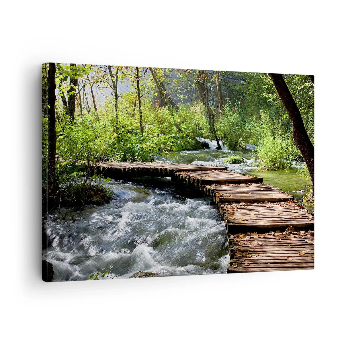 Quadro su tela - Stampe su Tela - Un ponte di legno sopra un ruscello impetuoso, circondato dal verde della foresta. - 70x50cm - Sulla cascata spumeggiante - Decorazione murale moderna per soggiorno e camera da letto ARTTOR