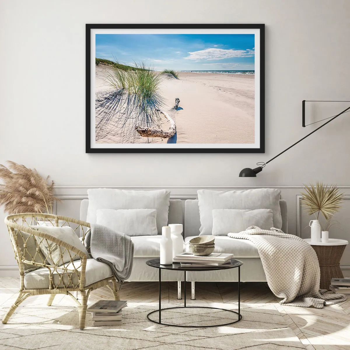 Poster in cornice nera - Una spiaggia baltica con sabbia, erba e un cielo azzurro calmo - 70x50cm - La più bella? Quella del baltico - Decorazione murale moderna per soggiorno e camera da letto ARTTOR