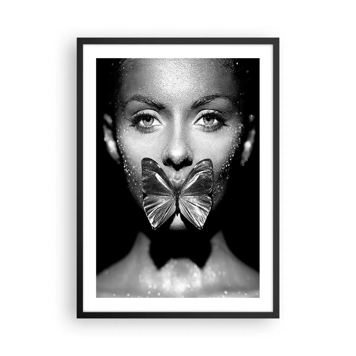 Poster in cornice nera - Ritratto di una donna con una farfalla sulle labbra in bianco e nero - 50x70cm - Il bacio delle farfalle - Decorazione murale moderna per soggiorno e camera da letto ARTTOR