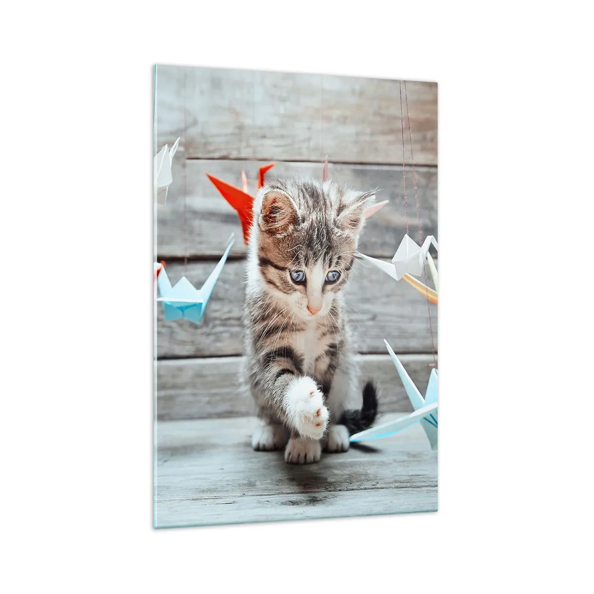 Quadro su vetro - Un gattino che gioca con delle gru di carta origami appese. - 70x100cm - Prima lezione - Decorazione murale moderna per soggiorno e camera da letto ARTTOR