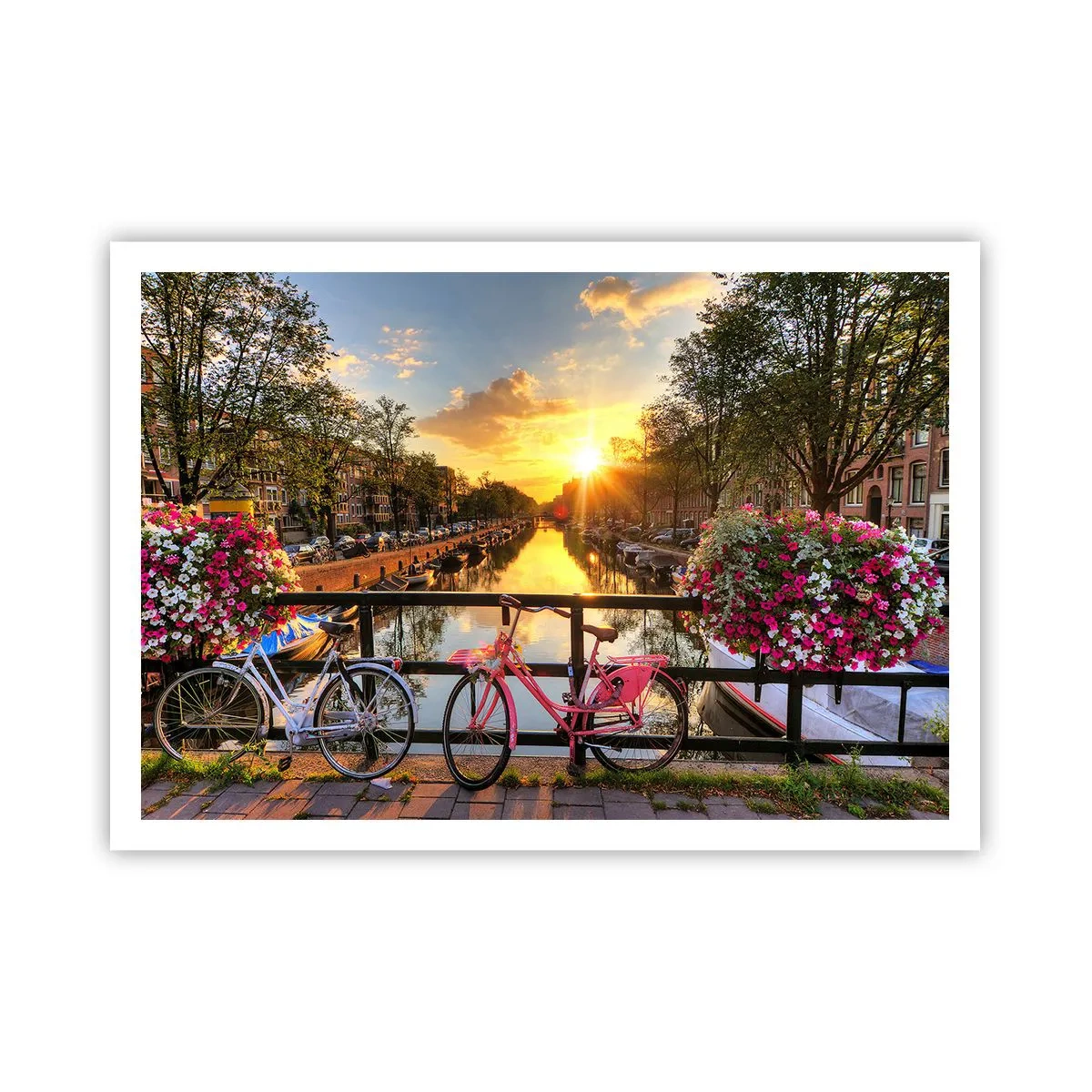 Poster - Biciclette su un ponte al chiarore del sole al tramonto - 100x70cm - Mattino di primavera ad Amsterdam - Decorazione murale moderna per soggiorno e camera da letto ARTTOR