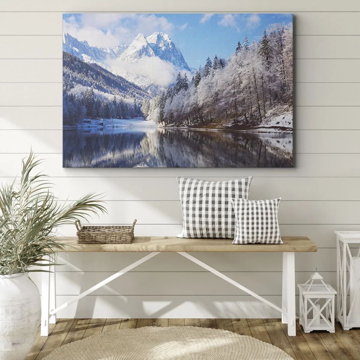 Quadro su tela - Stampe su Tela - Paesaggio montano invernale con alberi innevati e un lago - 100x70cm - Il custode innevato - Decorazione murale moderna per soggiorno e camera da letto ARTTOR