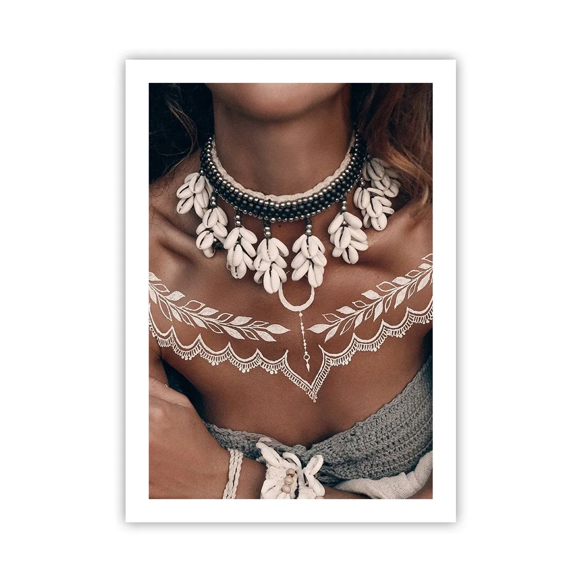 Poster - Ritratto di una donna con una collana di conchiglie e un tatuaggio bianco - 50x70cm - Talismani, rituali di femminilità - Decorazione murale moderna per soggiorno e camera da letto ARTTOR