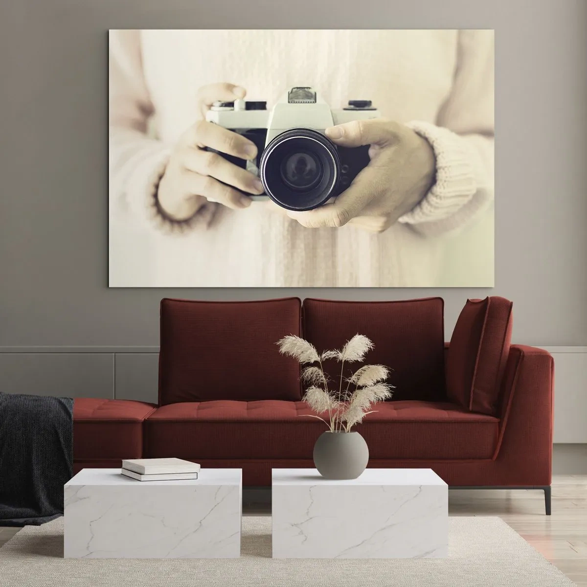Quadro su vetro - Una persona che tiene in mano una macchina fotografica classica - 100x70cm - Per vedere meglio... - Decorazione murale moderna per soggiorno e camera da letto ARTTOR