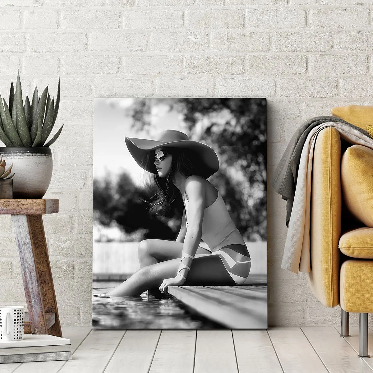 Quadro su tela - Stampe su Tela - Donna con cappello in piscina in bianco e nero - 50x70cm - Sogno estivo - Decorazione murale moderna per soggiorno e camera da letto ARTTOR