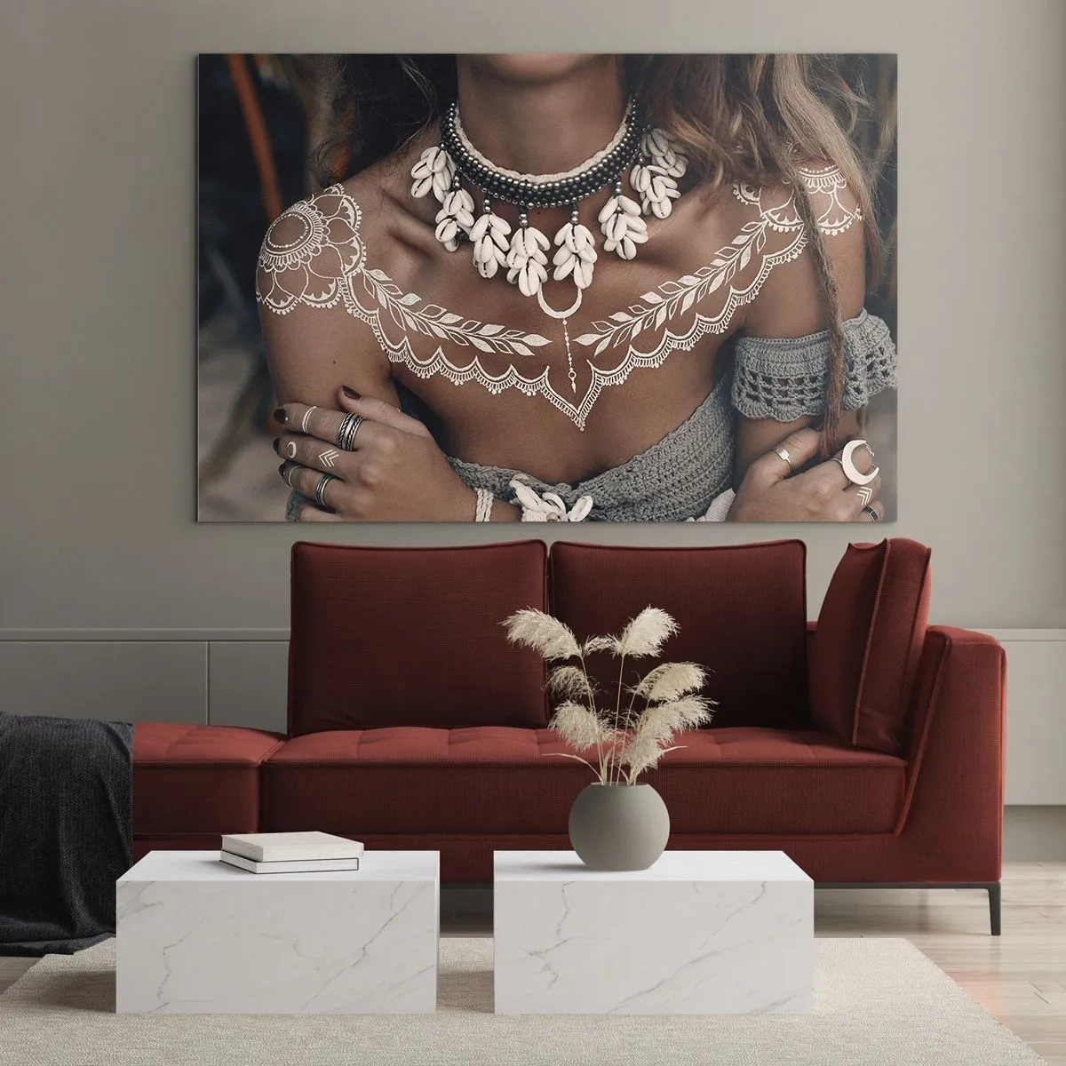 Quadro su vetro - Primo piano di una donna che indossa una collana di conchiglie e un tatuaggio bianco - 120x80cm - Talismani, rituali di femminilità - Decorazione murale moderna per soggiorno e camera da letto ARTTOR