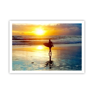 Poster - Un surfista cammina sulla spiaggia al tramonto con una tavola in mano. - 100x70cm - Il ritorno del guerriero - Decorazione murale moderna per soggiorno e camera da letto ARTTOR
