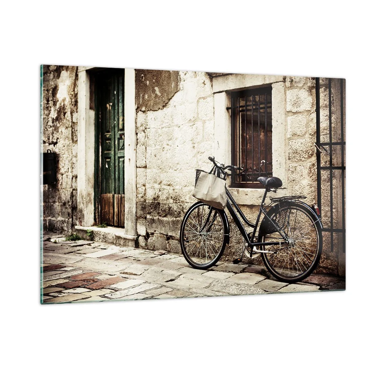 Quadro su vetro - Una bicicletta bianca e nera appoggiata a un vecchio condominio - 120x80cm - Ritorno al passato - Decorazione murale moderna per soggiorno e camera da letto ARTTOR