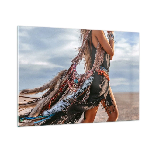 Quadro su vetro - Donna in stile boho con piume e decorazioni su uno sfondo desertico - 100x70cm - La donna dello sciamano - Decorazione murale moderna per soggiorno e camera da letto ARTTOR