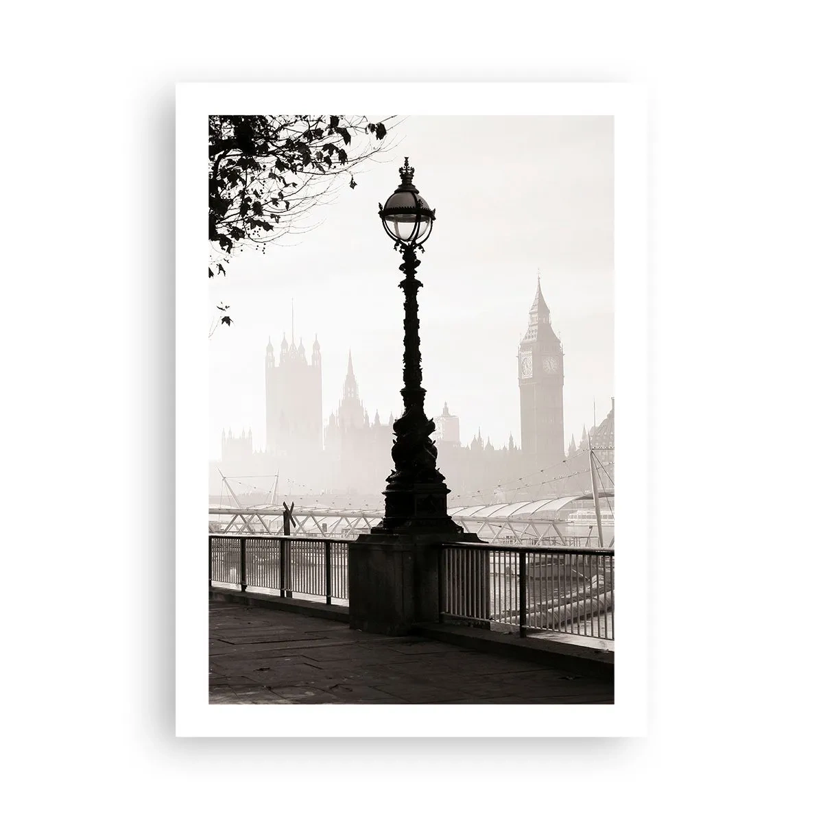 Poster - Una fotografia in bianco e nero di un faro sullo sfondo di monumenti cittadini nebbiosi. - 50x70cm - Un mattino a Londra - Decorazione murale moderna per soggiorno e camera da letto ARTTOR
