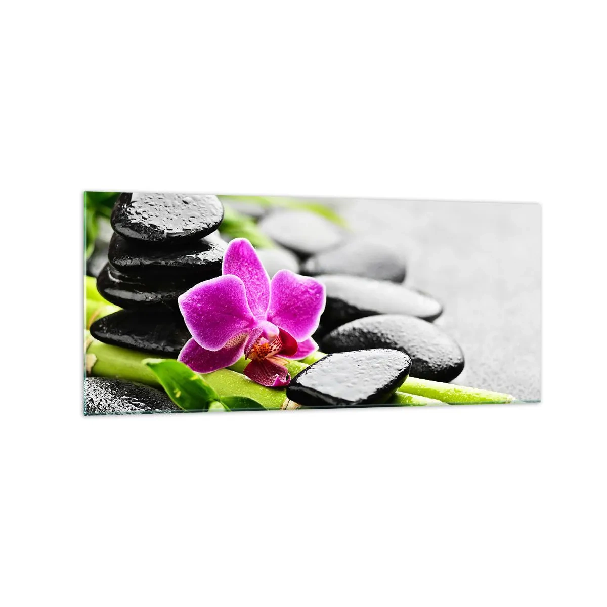 Quadro su vetro - Orchidea viola, pietre nere e bambù in una composizione tranquilla - 120x50cm - Un tranquillo equilibrio - Decorazione murale moderna per soggiorno e camera da letto ARTTOR