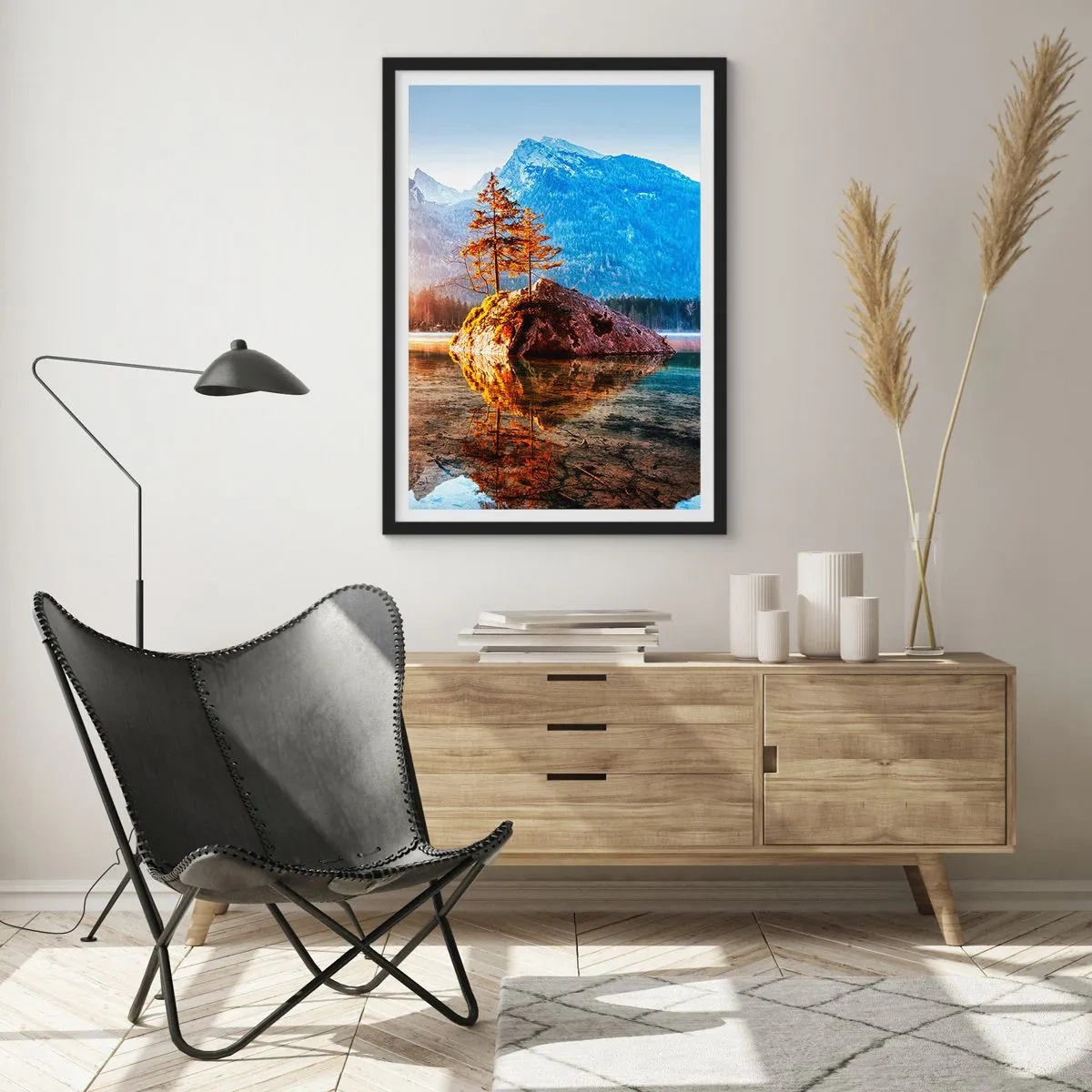 Poster in cornice nera - Alberi su una roccia riflessi in un lago calmo - 50x70cm - La natura in una nuova luce - Decorazione murale moderna per soggiorno e camera da letto ARTTOR