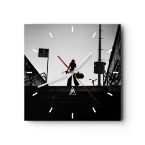 Orologio da parete - Orologio in Vetro - Una figura femminile sulle scale in bianco e nero con un'atmosfera dinamica - 30x30cm - Gita cittadina - Decorazione murale moderna per soggiorno e camera da letto ARTTOR