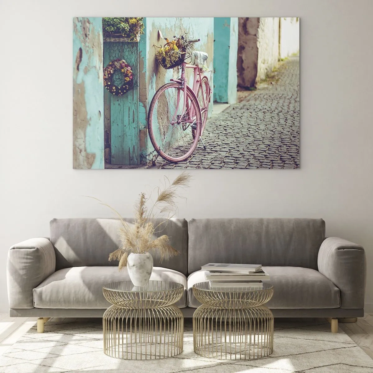 Quadro su vetro - Una bicicletta rosa appoggiata a un muro con fiori in cesti, su uno sfondo pastello. - 70x50cm - Torno subito - Decorazione murale moderna per soggiorno e camera da letto ARTTOR