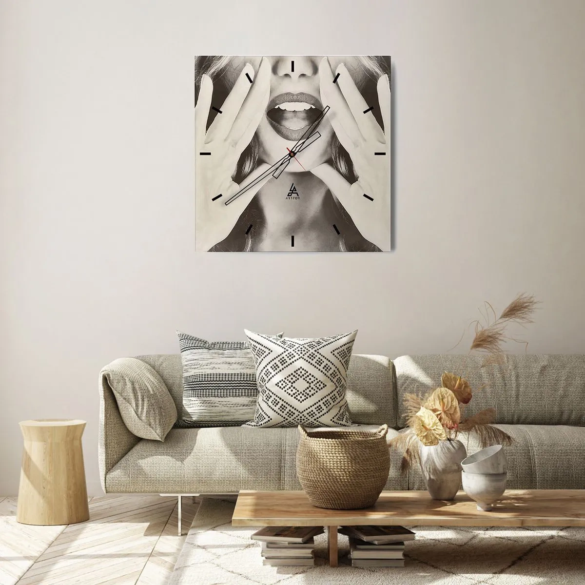 Orologio da parete - Orologio in Vetro - Ritratto in bianco e nero di una donna con labbra e mani espressive - 30x30cm - Arrivo! - Decorazione murale moderna per soggiorno e camera da letto ARTTOR