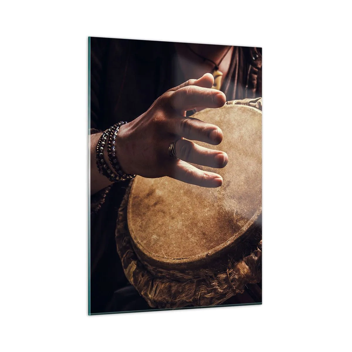 Quadro su vetro - Primo piano di mani che suonano un tamburo djembe in una luce calda. - 50x70cm - Al ritmo del cuore - Decorazione murale moderna per soggiorno e camera da letto ARTTOR