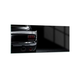 Quadro su vetro - Un'immagine in bianco e nero della parte posteriore di un'auto d'epoca su uno sfondo scuro. - 120x50cm - Il fascino del classico - Decorazione murale moderna per soggiorno e camera da letto ARTTOR