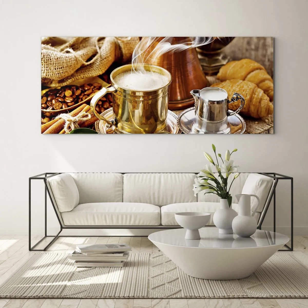 Quadro su vetro - Una tazza di caffè dorata circondata da chicchi, brocche e croissant - 160x50cm - Buona giornata! - Decorazione murale moderna per soggiorno e camera da letto ARTTOR
