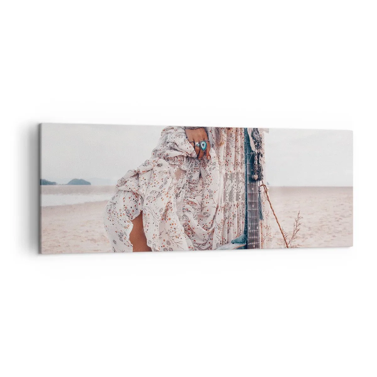 Quadro su tela - Stampe su Tela - Donna in stile boho con chitarra sulla spiaggia - 140x50cm - Figli dei fiori in cammino - Decorazione murale moderna per soggiorno e camera da letto ARTTOR