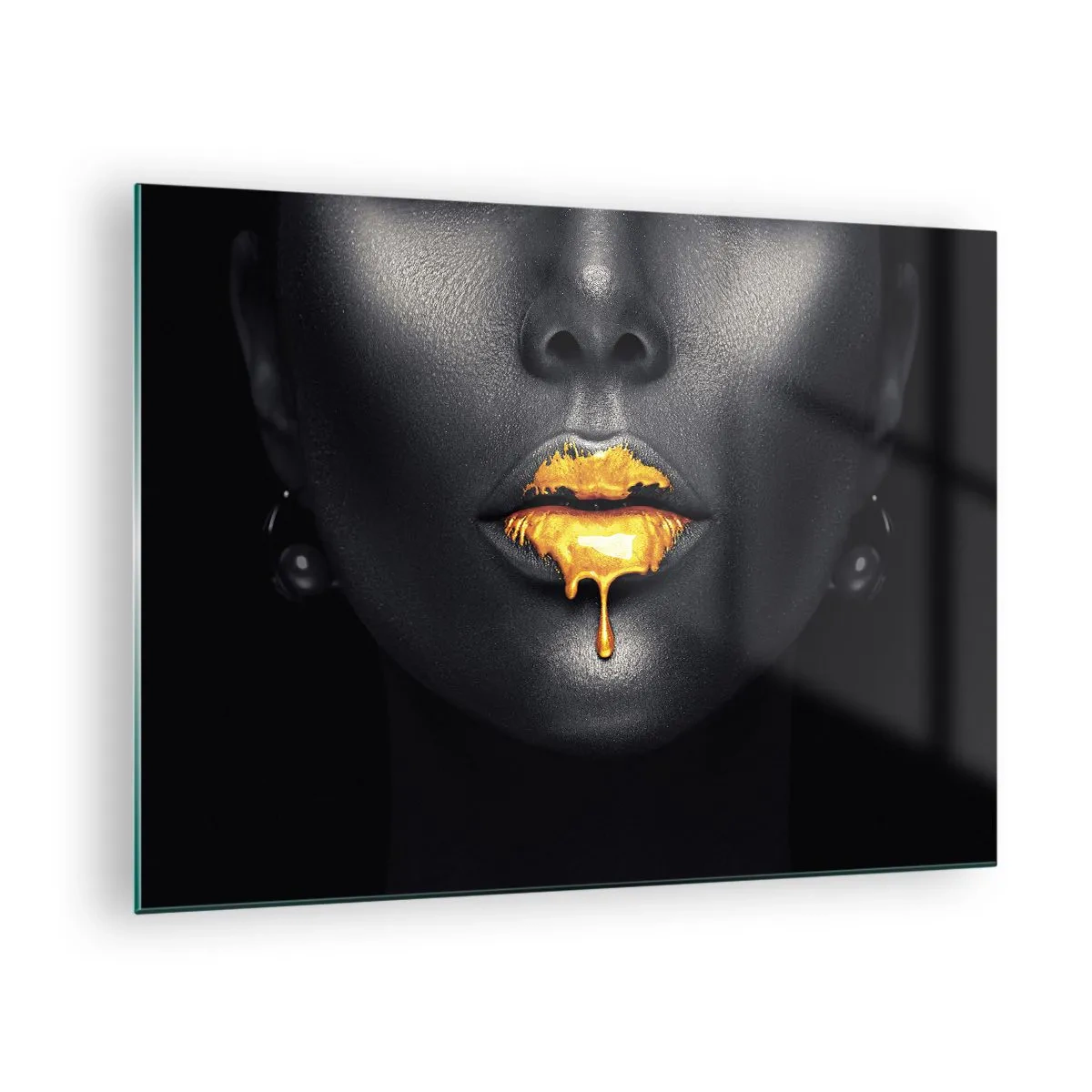 Quadro su vetro - Ritratto in nero e oro di una donna con labbra lucide - 70x50cm - Boccadoro - Decorazione murale moderna per soggiorno e camera da letto ARTTOR