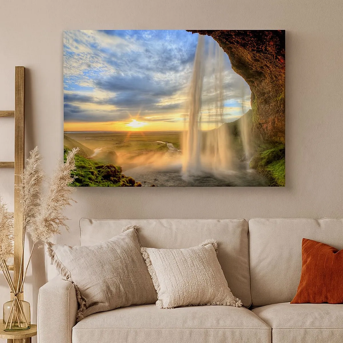 Quadro su tela - Stampe su Tela - Una cascata illuminata dalla luce del sole sullo sfondo di un paesaggio - 70x50cm - Il mondo dietro una tenda di gocce - Decorazione murale moderna per soggiorno e camera da letto ARTTOR